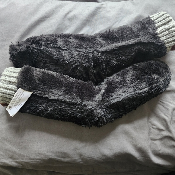 NWOT ✅️ Fur Lined Sock Slippers with Tread/ Grip - Picture 7 of 7